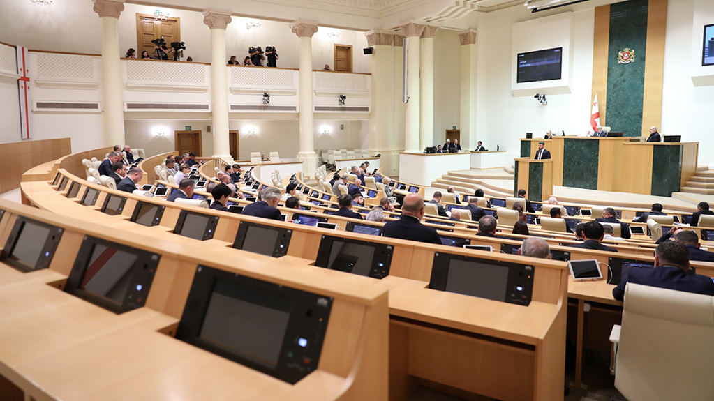 1 ნოემბრიდან საჯარო მოხელეებისთვის დამატებითი ანაზღაურებადი სამუშაო იზღუდება